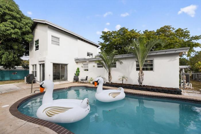 Spacious 3BR Pompano Retreat with Pool-BBQ Grill