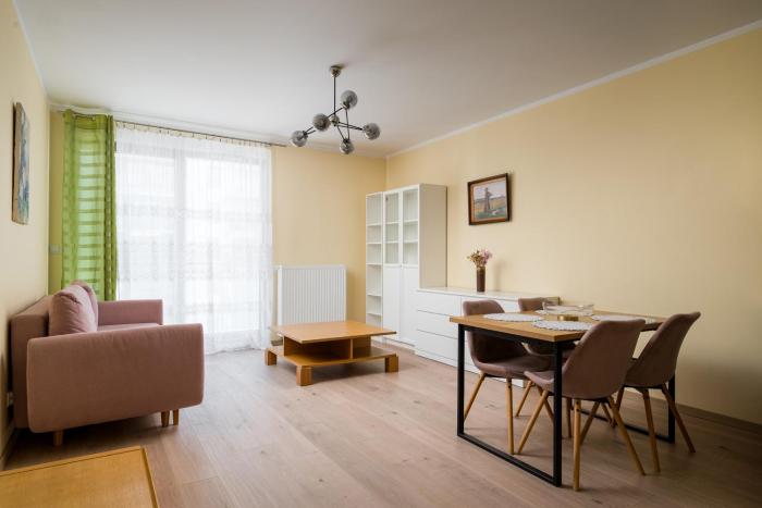 Wola Jana Kazimierza Homely Apartment by BookingHost