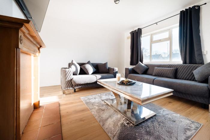 6 minutes from Heathrow Airport, Sleeps 15, Parking for 2