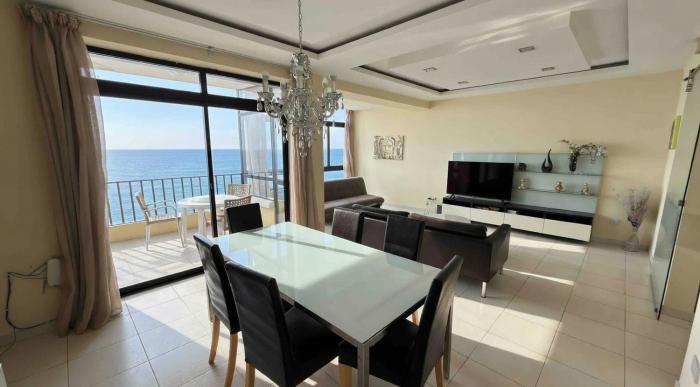 Waterfront Stay at De Redin Court