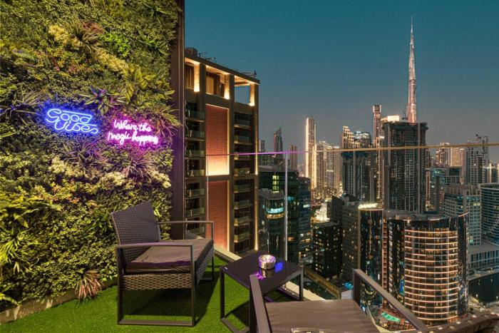 High Rise Premium 2BR apt, PS5, Burj Khalifa view.