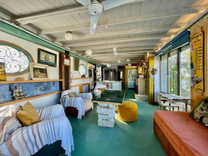 Marsa Cubes boat for 2 with fireplace