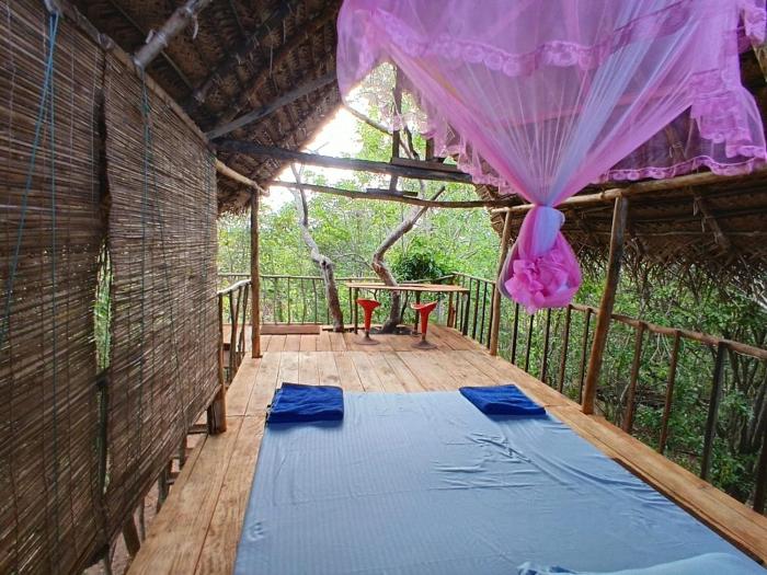 Serenity Tree house, own kitchen, brick pizza oven