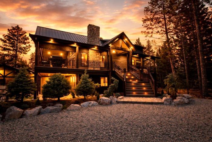 Luxurious Mountain Cabin with Sauna, Hot Tub, and Outdoor Fireplace, Perfect for a Relaxing Weekend Getaway in Utah