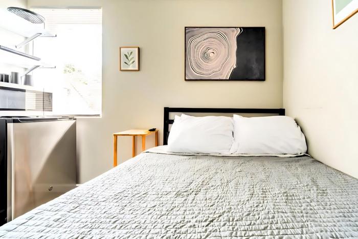 Cozy Micro Suite Unit 3 Sleeps 2 Minutes to Downtown