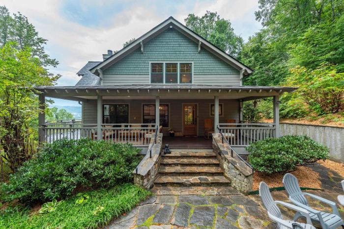 Elegant Retreat- Views Hot Tub Fire Pit-Family Friendly