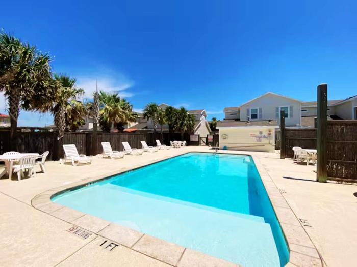 Have a beachy time at this 5 star townhome!