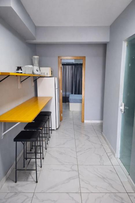 RL Suíte com cama de casal, com banheiro privado, ar split, wifi em Sobrado, sem áreas compartilhadas, somente acesso comum qqq