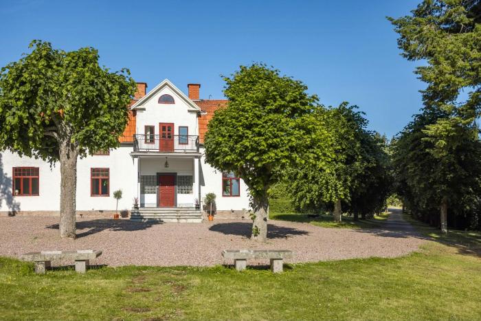 Manor House By Lake Mälaren Near Stockholm