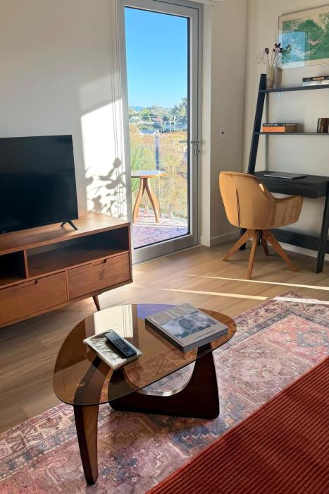 Luxury Designer Hillcrest Apartment with Pool & Gym