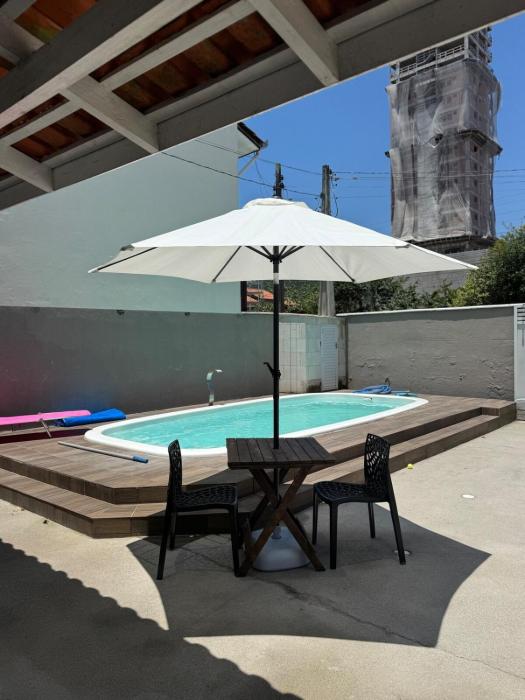 Casa com piscina, churrasqueira e toda climatizada