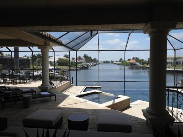 Villa Waterfront Luxury