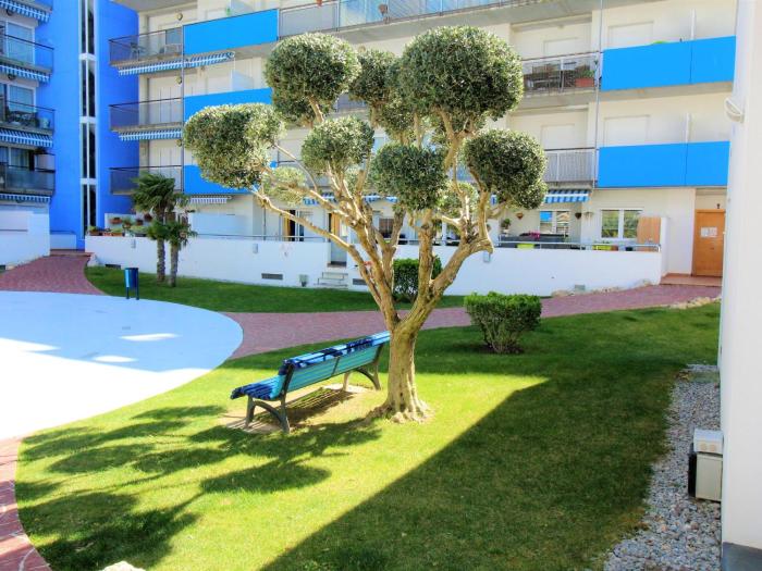 Encantador Bajo con Terraza Cerca Playa - ES-258-183
