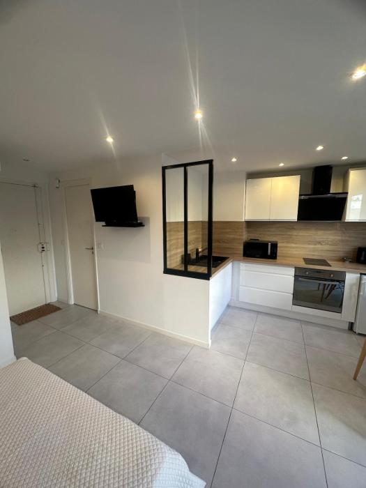 Quiet modern studio in the very heart of Nice