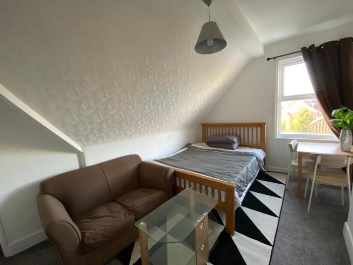 COMFY SPACIOUS TWIN Room WIFI in 2 bed maisonette EGHAM 2 mins STATION TW209LU