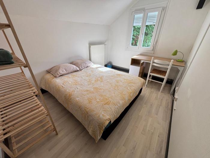 6 - Chambre avec WIFI - Bureau - Parking gratuit