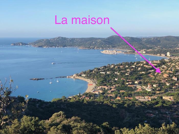 Le Lavandou, Rez de jardin dans Villa, 300 m plages, vue mer, 5 couchages