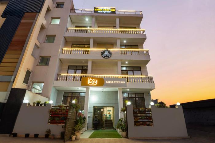 Itsy Hotels Saina Stay Near 32 Milestone
