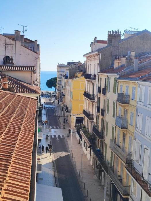 Vue mer 50 m plage et Croisette Cannes centre