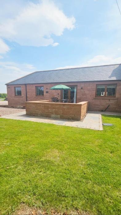 Cosy wee cottage -modern, open plan, parking, EV