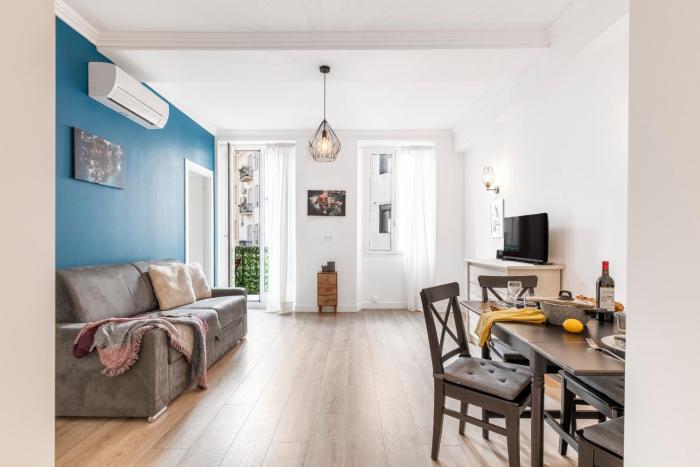 Center 2 min walk to beach quiet sunny balcony