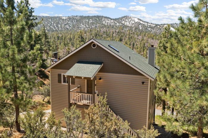 Paradise Pines - Lake & Slope Views, Hot Tub, 2 Decks, Fireplace