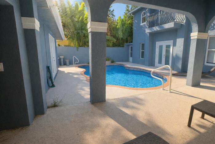 Modern Sunshine House, waterfront, heated pool