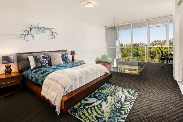 Spacious 1 bedroom mezzanine apartment with large bath views 2 free parking spots