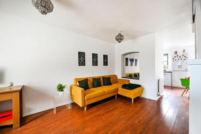 Spacious 2 bed home, Sleeps 5, with Parking & Games