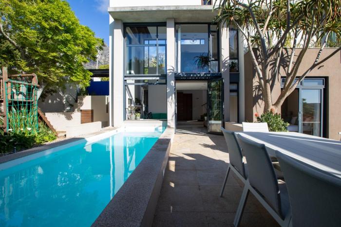 Luxuriöse Villa mit Meerblick, Pool und Stadtnähe