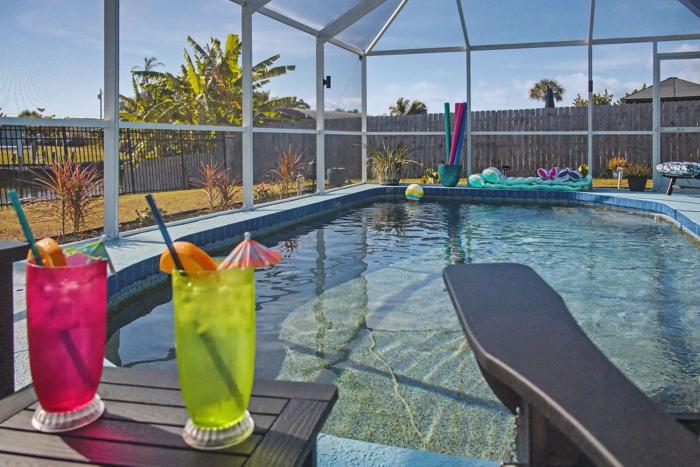 Peaceful Canal Front Home Pool, Kayaks Bikes