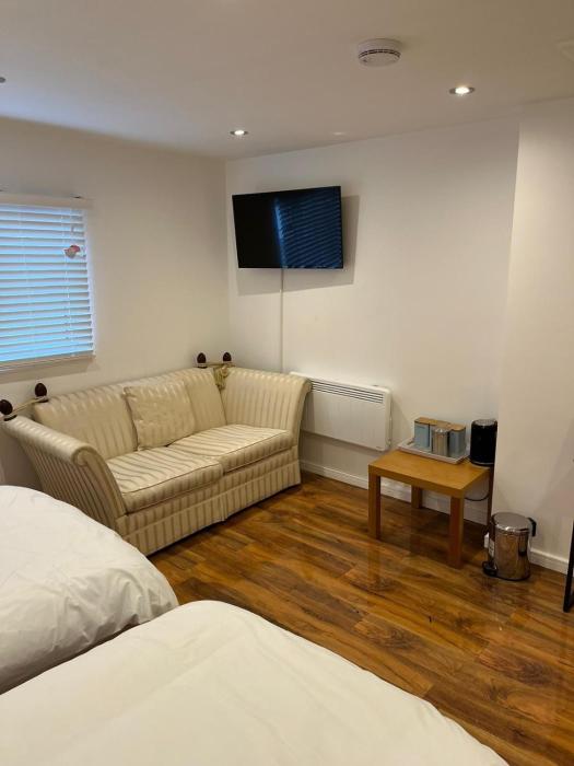 Large Twin Room in Chobham