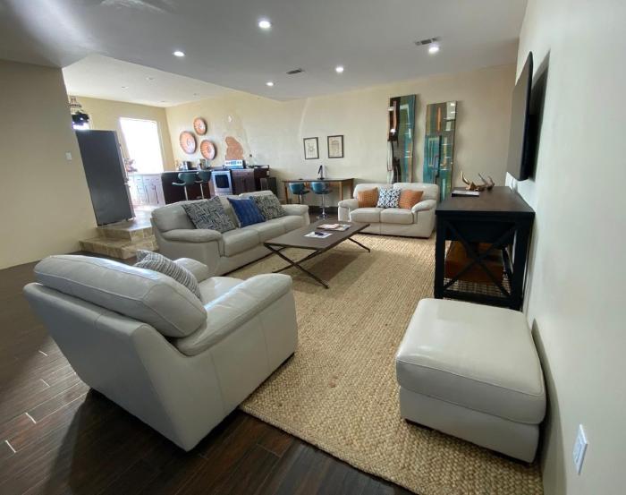 3 K 1 Q, 3 bath 3,000 sq ft, Weekly tidy-up included