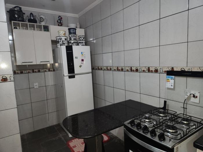 3 quartos, 3 banheiros, sala, conzinha, piscina