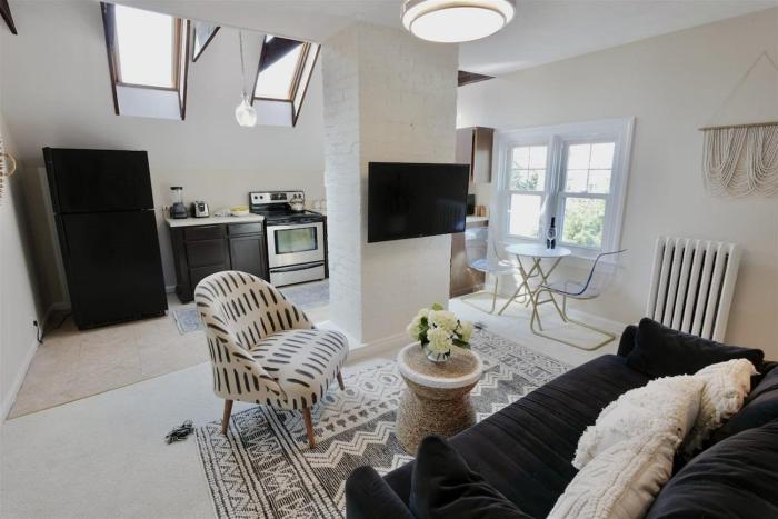 New Cabin in the Clouds Easy Downtown Access with Parking - 1 bedroom