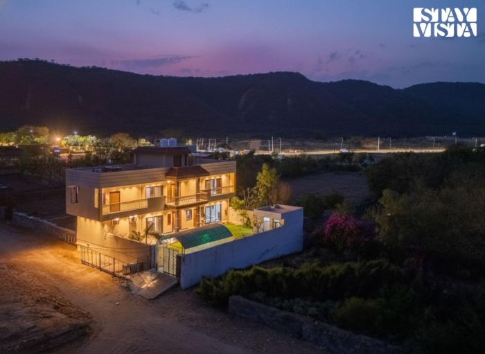 StayVista at The Binclave with Bar, Pvt Indoor Pool & Bonfire
