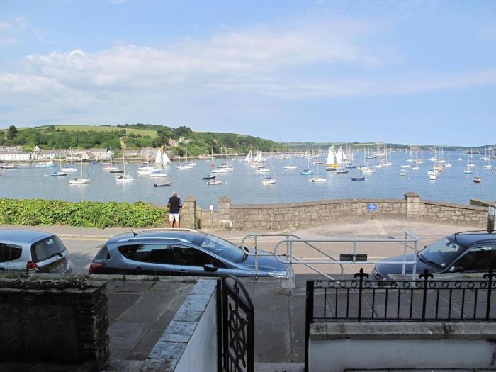 THE WHEEL,Harbour view apartment for two - private front entrance and patio