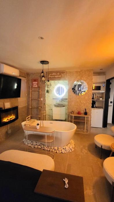 CANNES Suite luxe avec Baignoire, Piscine bord de Mer