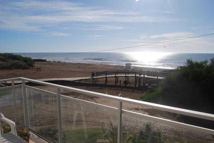 Vista al mar con acogedor departamento