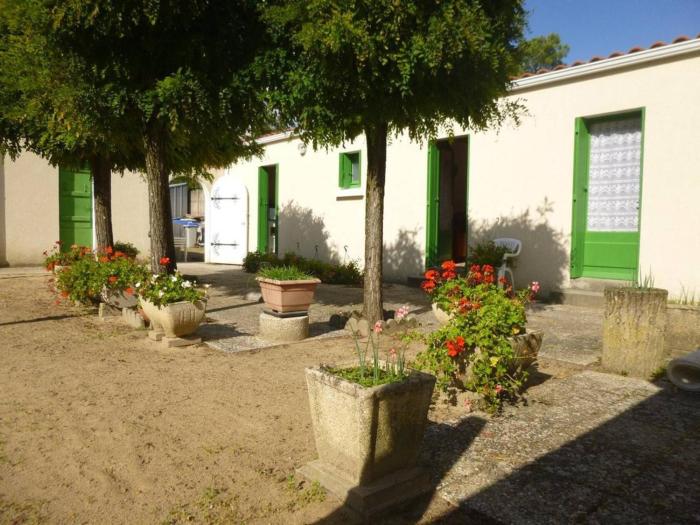 Maison de vacances 3 pièces, 4 couchages à 1000 m de locéan, cadre paisible avec cour et parking - FR-1-224C-63