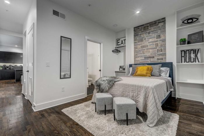 Chic Midtown Hideaway Top floor with Balcony