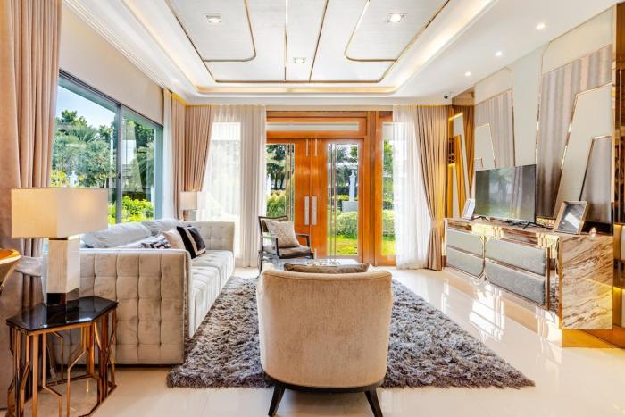 Luxury Pool Villa Near Airport Cinema Room