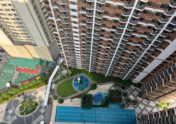 Affordable 1BR Condo In Pasay with Balcony,Pool and Manila Bay View, Free Pool Fast WiFi Near NAIA Airport , MOA, PICC, US Embassy