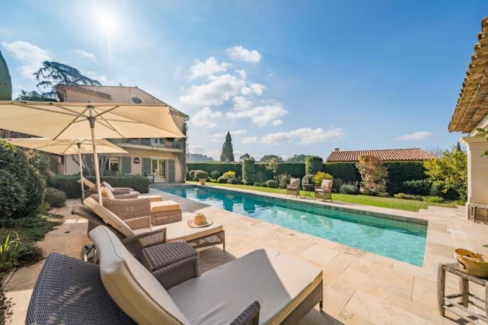 Authentic villa with a beautiful pool in the heart of Valbonne Village