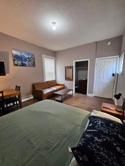 Suites on East Side near Whole Foods, Brown University, Miriam Hospital, MBTA, Downtown,