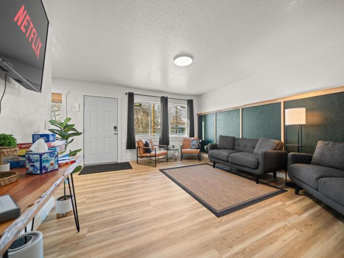 King Bed, Pet & Family Friendly unit Near Downtown Wasilla