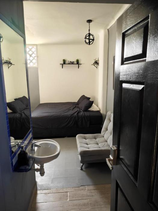 Kings Apartments 402