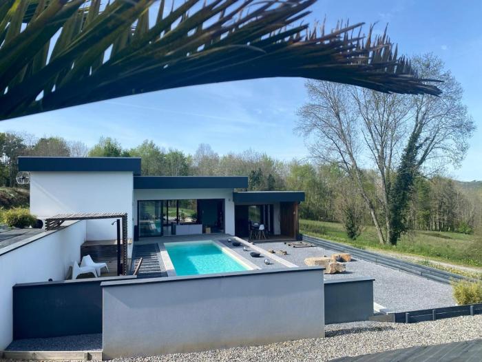 Contemporary house, absolute quiet in nature