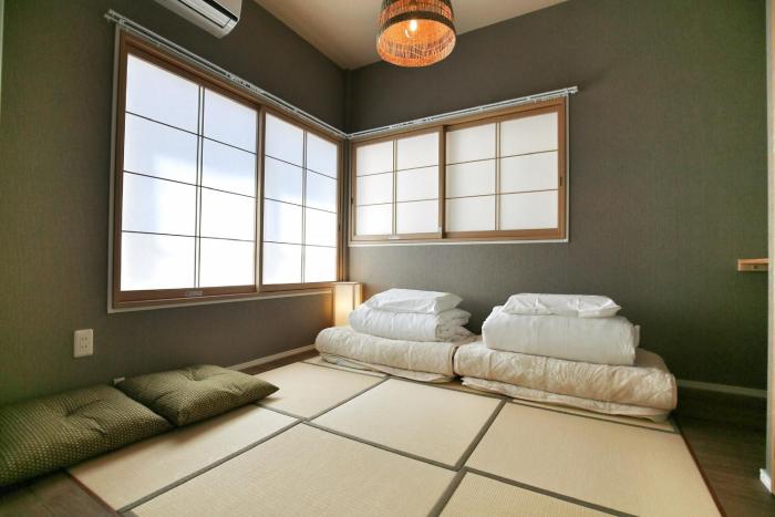QU101 Ground-Floor 2BR Family Home, 6 Min to Koiwa, 1 Double Bed and 3 Futons, Sleeps 5