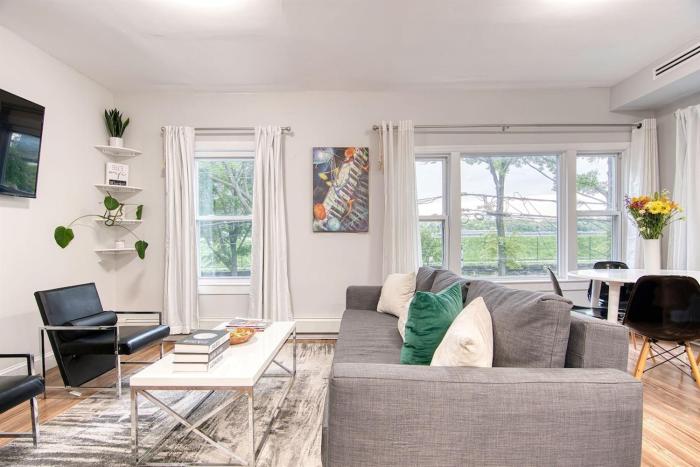 Beauty On The Reservoir Luxury New-Build 2BR w King Bed, Designer Finishes Ultra-Fast WiFi And AC